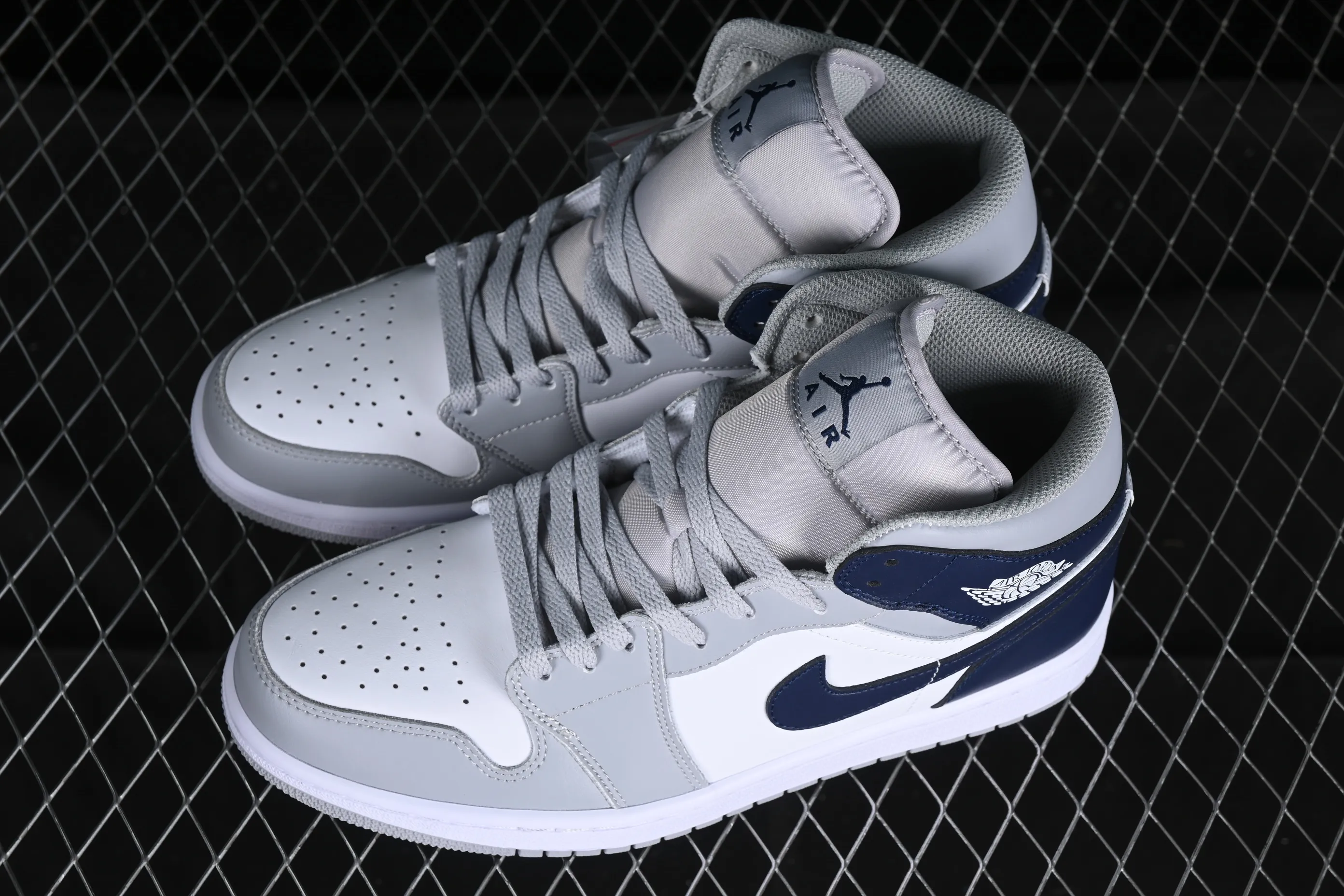 All categories Air Jordan Jordan series basketball shoes Air Jordan 1 Mid Air Jordan 1 Mid AJ1 Joe 1 gray blue Zhongbang basketball shoes DQ8426-104